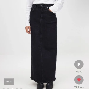 Svart lång jeanskjol från NA-KD - Snygg svart lång jeanskjol från NA-KD. Kjolen har en slits baktill och är i ett typiskt jeansmaterial. Jättefin men tyvvär för stor för mig, har endast testat den så den är i stort sätt ny!