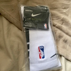 Vita Nike Elite Basketstrumpor - Min brorsa trodde att det var hanns så han öppnade dom. Jag kan dock skick bild på dom som bevis på att dom inte är använda. Har kvar allt men kapparna sitter bara inte på strumporna. Ny pris 200-300kr mitt pris 150kr