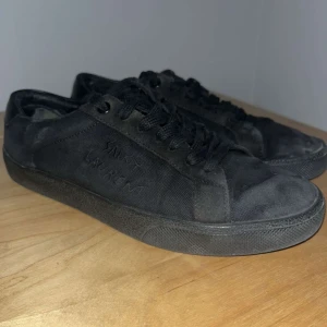 Svarta sneakers från Saint Laurent - Snygga svarta sneakers från Saint Laurent med diskret logga på sidan. Skorna är köpta från Trendsellers🍾🍾skorna passar även storlek 41 det e bara skorna som följer med tveka inte att ställa frågor om produkten🌟🍾🌟