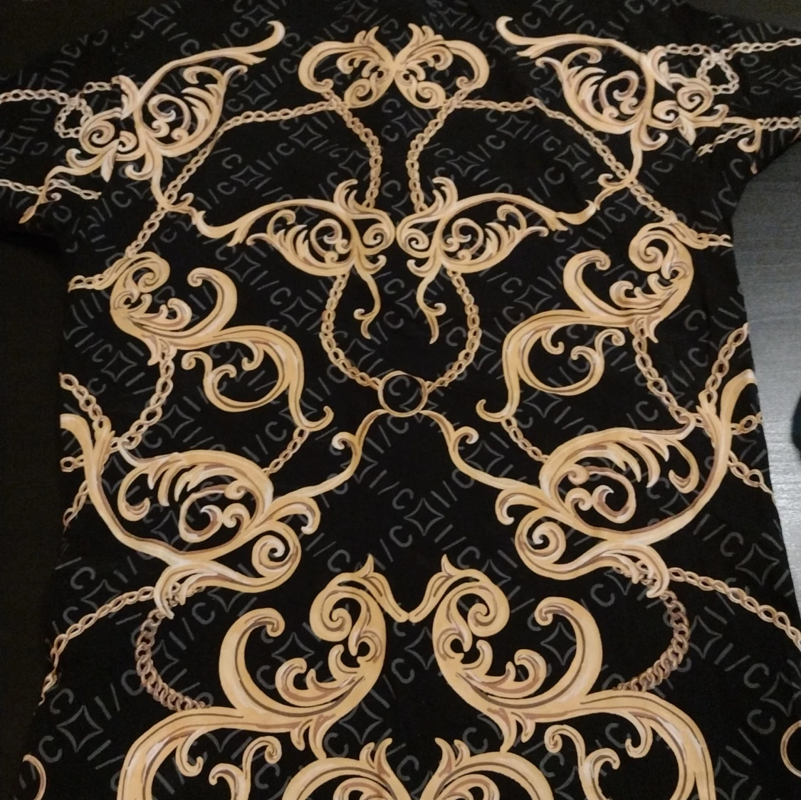 Svart t-shirt med lejonmotiv från Icono - 4