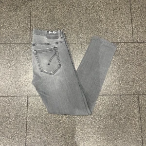 Dondup jeans. - Säljer dessa riktigt snygga dondup jeans i väldigt bra skick, knappt använda. Nypris ligger runt 3000kr. Säljer för 950. Storlek w31