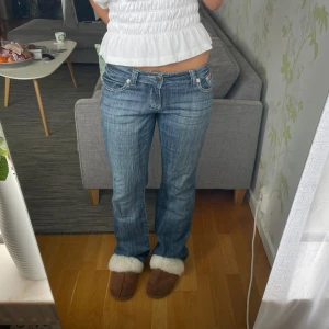 Lågmidjade jeans - Säljer dessa jätte fina jeans då dom är för stora, kom privat för fler bilder och mått❣️🙌🏼priset kan diskuteras!