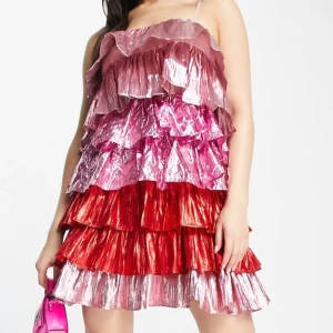 Trendig volangklänning - Så fin klänning med volanger i rosa och rött.🩷 Perfekt för fest.💞NYPRIS 879✨