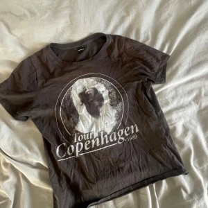Svart/grå T-shirt med tryck  - Säljer en svart/grå T-shirt med tryck från Gina i storlek s💘