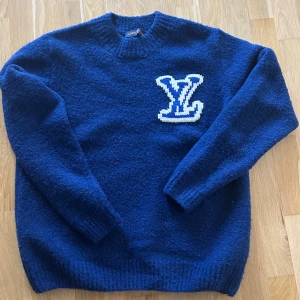 Louis Vuitton knit - Säljer denna stilrena LV knit tröjan. Mycket bra skicka och i princip oanvänd. Extremt bra kvalitet och en väldigt schysst passform. Pris kan diskuteras!!