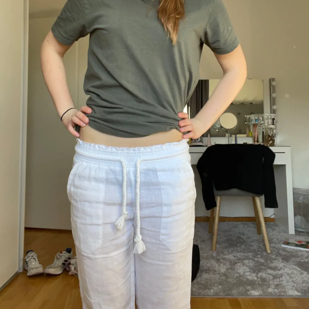 jättesnygga lågmidjade linnebyxor från skagen clothing! sparsamt använda och jättefint skick! 100%linne. nypris 800kr. säljer även ett par beiga likadana . Farkut & Housut.