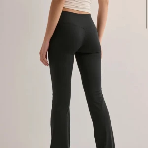 Svarta bootcut leggings från nelly -  fint skick på träningsbyxor från Nelly 💞