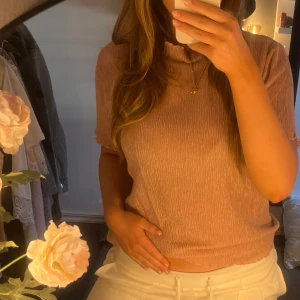 Rosa ribbad topp - Säljer en söt rosa ribbad topp med korta ärmar och lite polo krage. Toppen är unik och superfin! 💌🩷jättesnygg och passar S och M storleksmässigt beroende på passform 