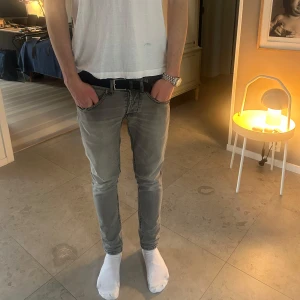 Gråa dondup jeans - Feta dondup jeans som är riktigt sköna nu till sommaren🔥skicket är 7/10 då det är lite små hål men personligen tycker jag bara det är snyggt. Jag säljer dem för 650 men pris kan diskuteras och om ni har frågor är det bara skriva!