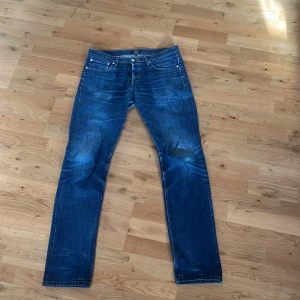 A.P.C jeans - Riktigt sköna apc selvage Jeans i slim/straight fit dom har riktigt bra slitningar och har inga skador alls. Jeansen är sällsynta och svåra o hitta för under 1700. Hör av er vid frågor 