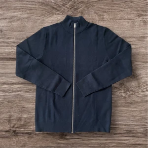 Lindbergh Fullzip - Lindebergh fullzip i storlek M. Nytt skick och har aldrig använts förut. Helt perfekt för våren. Hör av dig om du har frågor! Pris kan diskuteras🤝