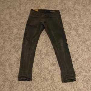 Svarta George - Dondup - Snygga svarta  jeans från  Dondup modell George . De har en tight passform och klassisk design. Perfekta för en stilren look.