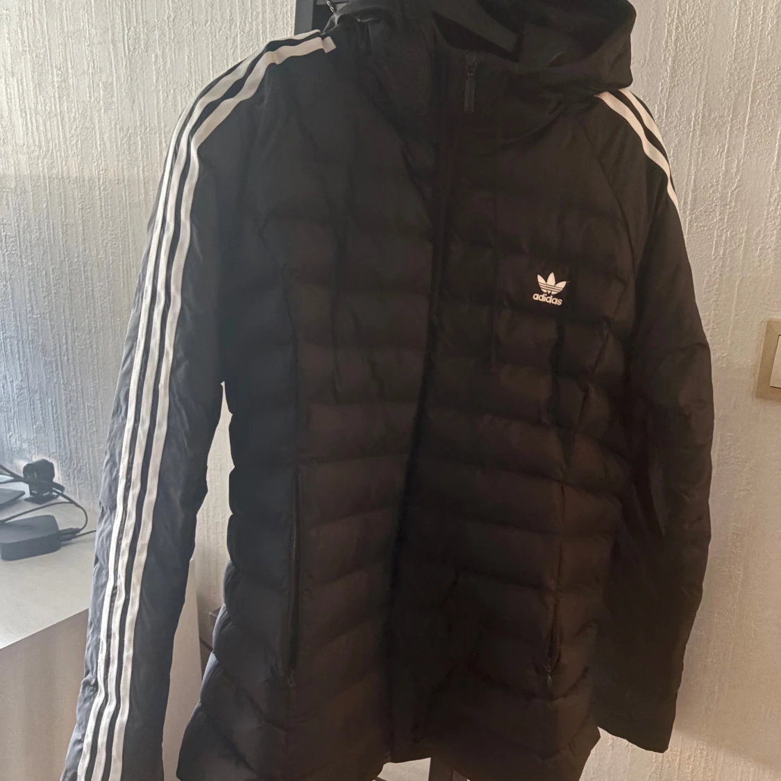 Svart dunjacka från Adidas