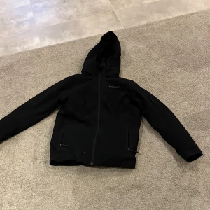 Svart jacka från Peak Performance - Säljer en svart jacka från Peak Performance med huva och dragkedja. Jackan är vattentät, vindtät och andas, med helt tejpade sömmar och PFC-fri vattenavvisande finish. Perfekt för utomhusaktiviteter. Riktigt bra kvalitet på denna jacka. Ordinarie pris: 2500kr