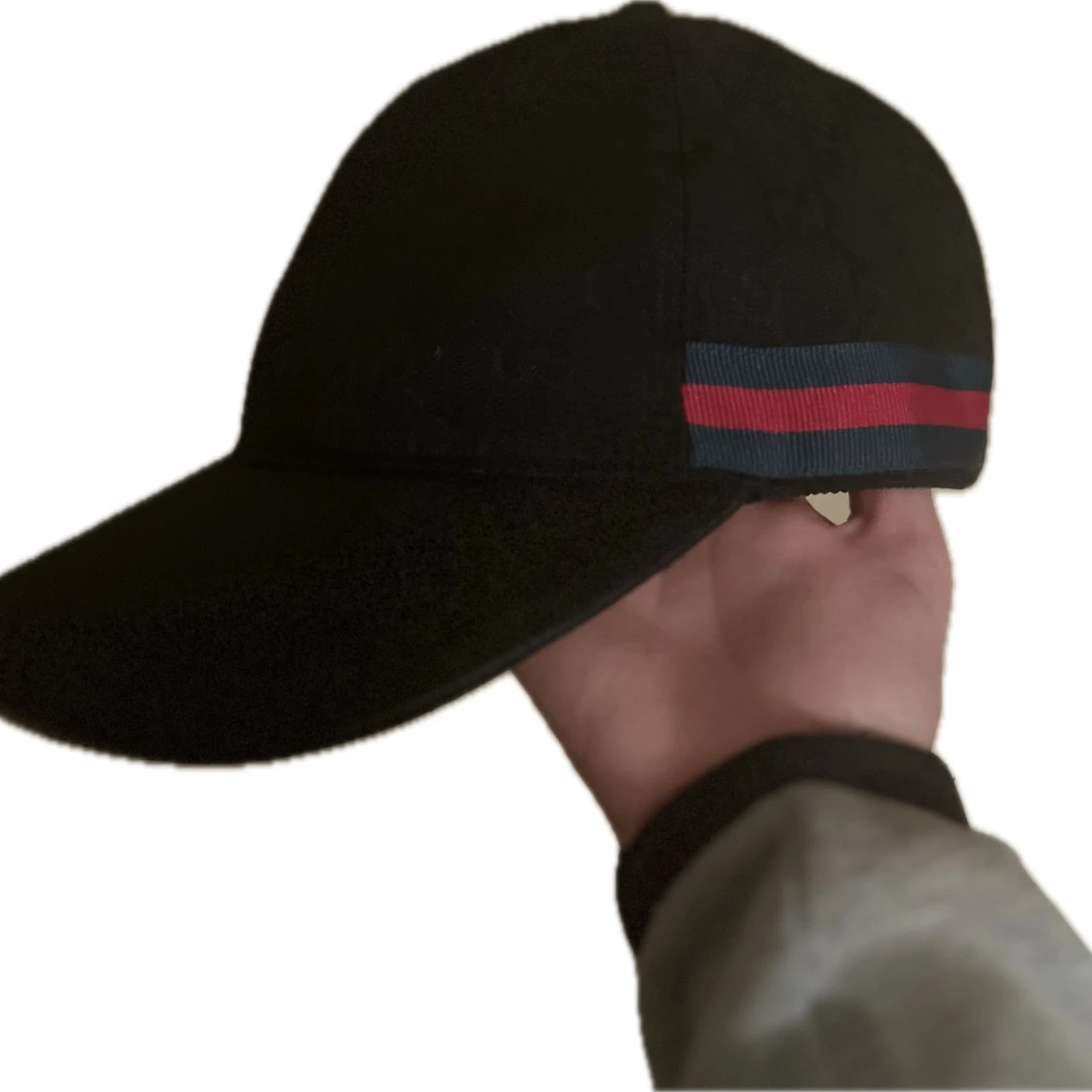 Svart keps med randig detalj