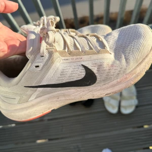 Vita Nike löparskor  - Säljer ett par vita Nike löparskor. Skorna har en bekväm passform och är perfekta för träning. Sulan har bra grepp använd men i väldigt bra skick ändå