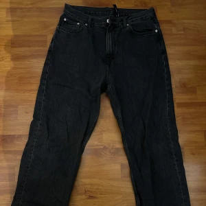 Svarta jeansbyxor - Snygga svarta jeansbyxor, avslappnad modell från weekday. Bra skick. Storlek: W30/L30