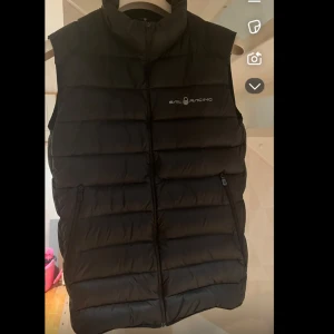 Sail Racing Väst - Svart dunväst från Sail Racing, storlek 170 (motsvarar S) köpt för 1700kr, Skick 9/10, perfekt inför våren samt kyligare sommar dagar  (Pris kan diskuteras)