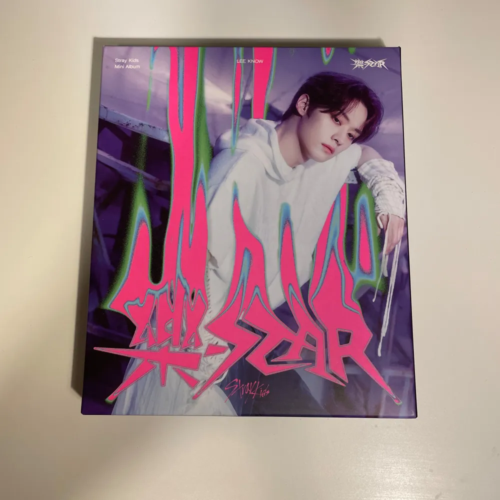 Stray Kids Rock-Star Mini Album. Lee Know version. Ett photocard. (Skriv om ni vill se vilket photocard det är!) Köpt för 160kr. MAN FÅR LITE FREEBIES! (Skriv gärna vem som är din bias så att man kan få lite mer specifika freebies💗). Muu.