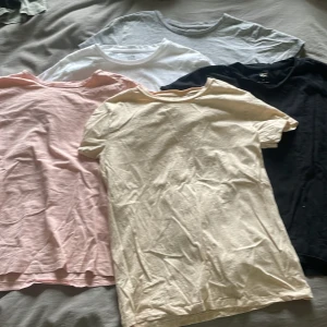 Baggy t-shirt  - 5 st baggy T-shirt. Knappt använda. 1 för 35 kr alla för 120kr  
