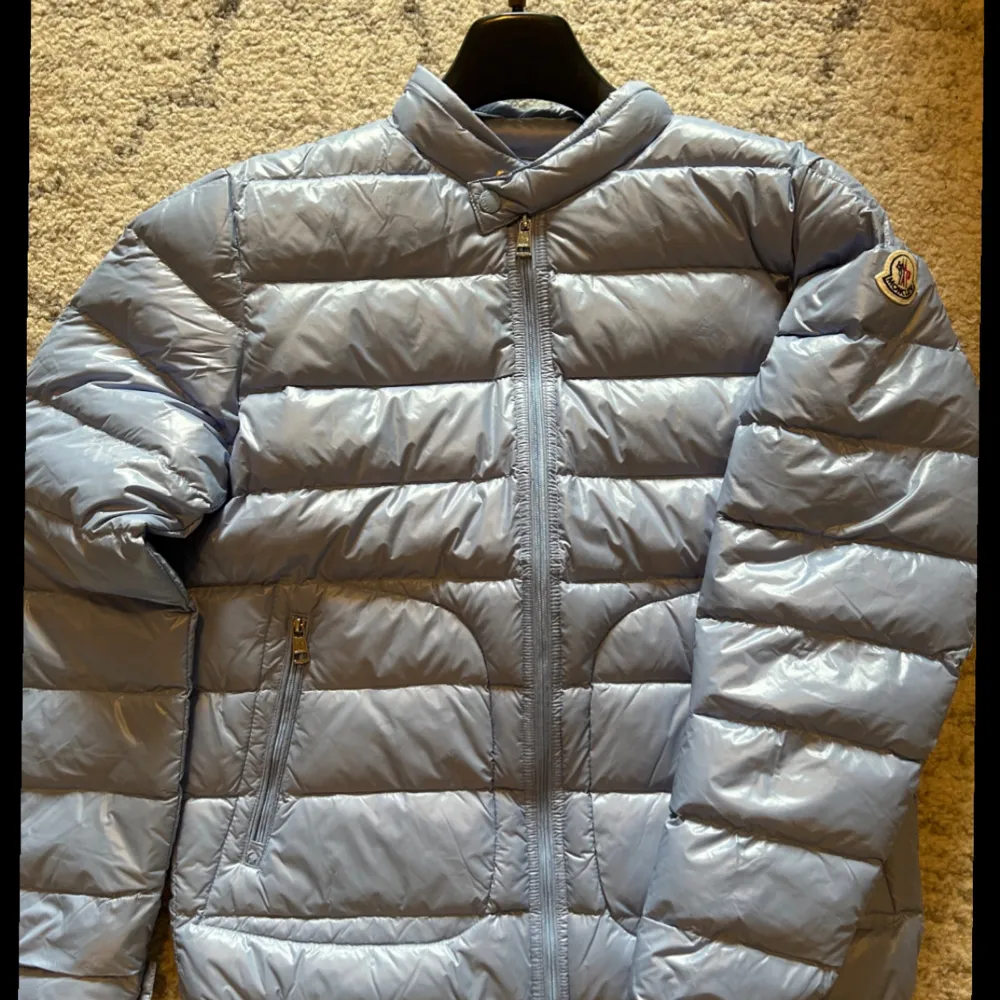 Moncler acorus till salu storlek S, nyskick aldrig använd. Jackan är ganska stor i storleken. Pris går att diskutera . Takit.