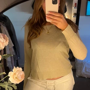 Beige glittrig tröja - Säljer en snygg beige glittrig tröja med långa ärmar. Superfin💌💌storlek S men passar M och xs också beroende på passform 