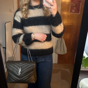 Randig stickad tröja ARKET - Säljer en mysig stickad tröja med breda svarta och beige ränder. Materialet är Alpacka. 