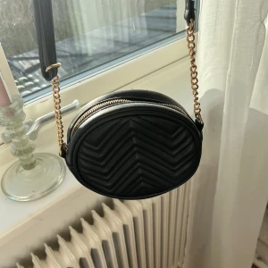 Svart quiltad axelväska - Gullig väska med guld💕