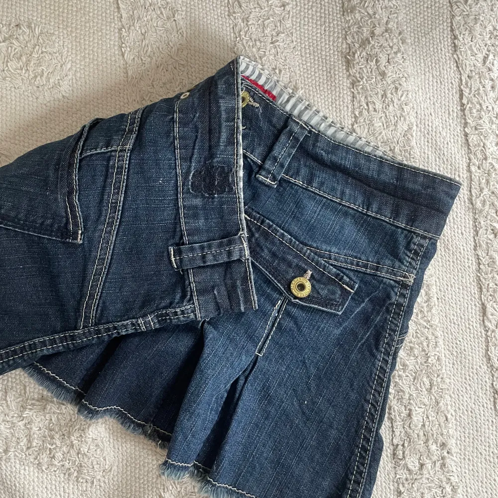 Snygg jeanskjol med volang och fickor där fram. Snygg och passar jätte bra nu till sommaren. . Hameet.