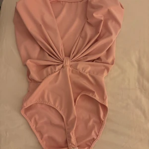 body från infinyparis - Snygg rosa body från infinyparis!väldigt fin färg.säljer denna för den är för stor och är inte riktigt min färg. skriv för fler bilder!💞