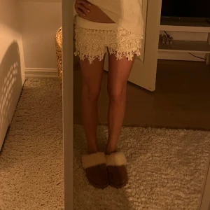 Spets shorts  - Såå fina krämvita spets shorts!! De är i mycket bra skick och passar storlek xs-m 