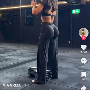 Oner active straight leg - Snygga olivgröna träningsbyxor med hög midja och en bekväm passform. Helt slutsåld!! Kom med prisförslag! Intressekoll