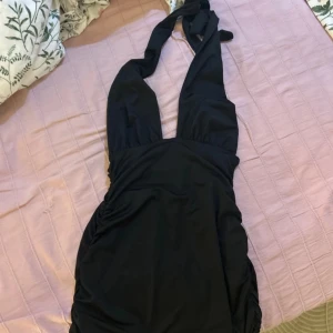 Svart klänning med öppen rygg och knytband - Aldrig använd 