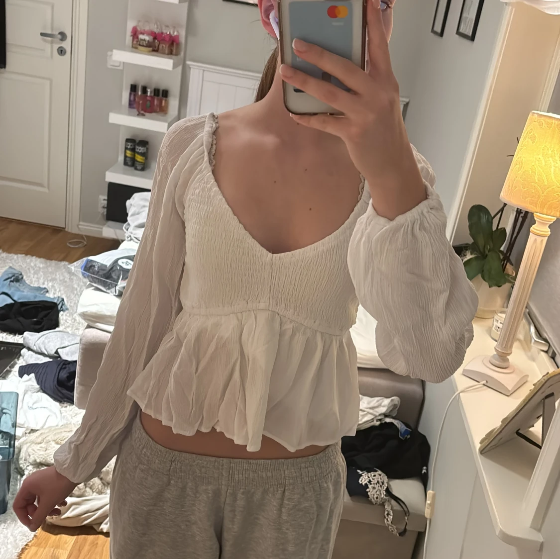 Vit blus med volangdetaljer