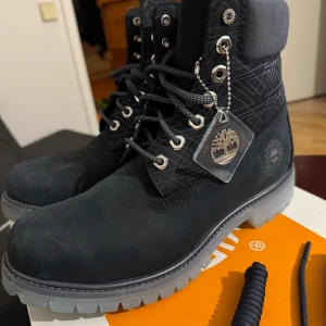 Blå boots från Timberland - Snygga och robusta blå boots från Timberland med snörning och slitstark sula. Perfekta för kyligare väder med Primaloft-isolering för extra värme. Klassisk design med Timberland-logga på sidan.