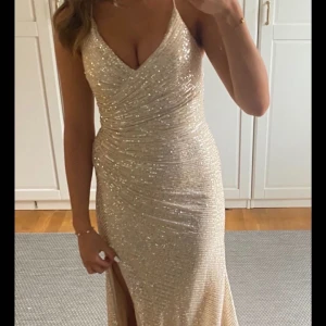 Champagnefärgad glittrig klänning - Jättefin balklänning fråg jjs house! Använd 2 gånger, Man knyter den i ryggen och det finns dragkedja så passar allt från xs-s💞💞 Nypris 2000 men säljer för 1500,( priset kan diskuteras)