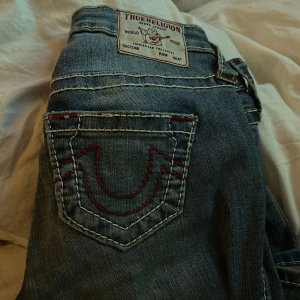 Blå jeans från True Religion - True religion Jeans köpt för 1600kr. Använt 2 gånger max!