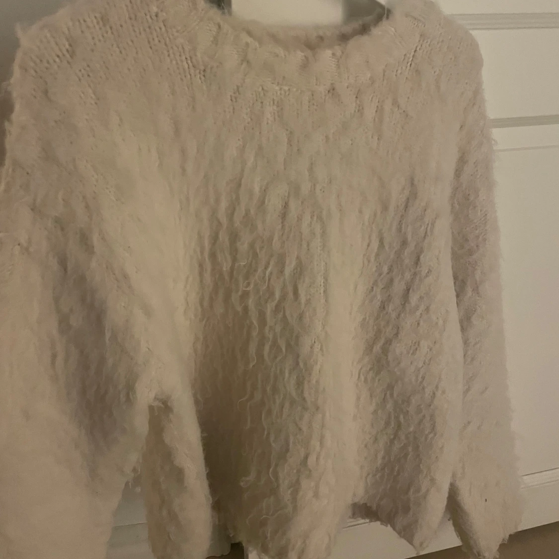 Beige/vit fluffig tröja från H&M