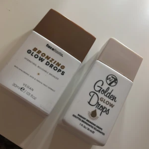 Bronzing och Golden Glow Drops - Två flaskor med glow drops för en strålande hy. Face Facts Bronzing Glow Drops ger en solkysst look, medan W7 Golden Glow Drops ger en gyllene lyster. Båda är veganska och kommer i praktiska flaskor på 30 ml.