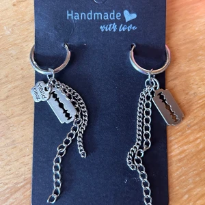 Handgjorda örhängen i punkrock-stil! - Handgjorda örhängen i punkrock-stil med kedjor och rakblad. Mått: 5 cm. Oanvända.