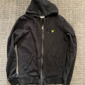 Lyle & scott zip up hoodie - Zip up hoodie från lyle & scott. Den är i storlek s men skulle säga att den sitter som xs 