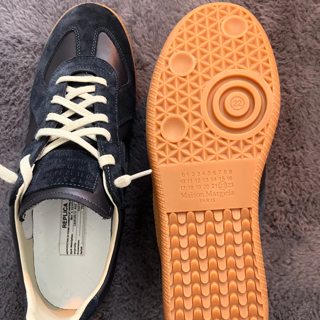 Marinblå sneakers från Maison Margiela