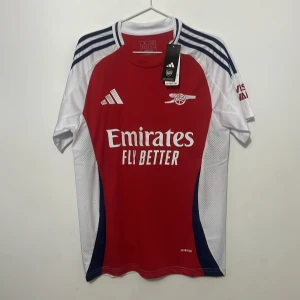 Arsenal tröja 24/25 - Snygg Arsenal tröja från 24/25 säsongen i storlek M/S. Nästan helt ny då tags fortfarande sitter kvar. Pris kan diskuteras.