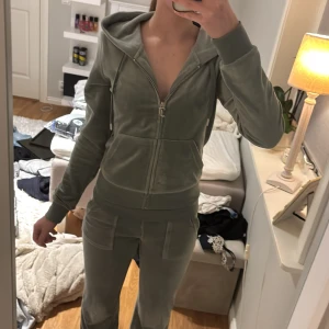 Grön Juicy couture set - Säljer min gröna juicy set de går att diskutera pris de går att köpa de enskilt också. Byxorna är i xxs men de passar endå mig som e 165cm lång o tröjan är i xs