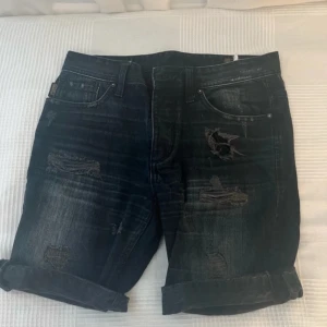Jack & Jones jeans shorts - Säljer ett par jeans shorts från Jack & Jones säljer dem pga att det inte är min stil de står inte vad det är för storlek men skulle nog säga att de är M men kan även göra dem längre, skriv för funderingar och snabb affär🤩