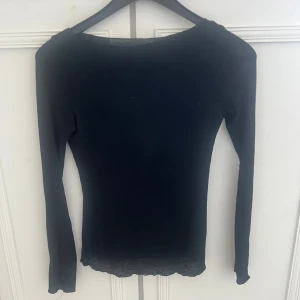 Svart långärmad topp från Intimissimi - Säljer min svarta intimissimi tröja! Den är använd men inga defekter. Så himla skön att ha på sig bara när man är hemma eller i skolan, men passar perfekt också på fest!😍💞