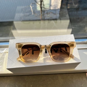 Transparenta solglasögon från Chimi - Snygga solglasögon från Chimi med stilren form och bruna tonade linser. Perfekta för en stilren look. Skriv om ni vill ha fler bilder😄