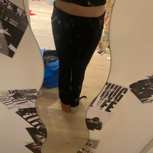 Svarta yoga pants från lager 157 - Säljer ett par svarta byxor i storlek XS. Byxorna har en tight passform och är perfekta för en stilren look. De är tillverkade i ett mjukt material som ger en bekväm känsla hela dagen. Lite slitningar längst ner på ena benet!