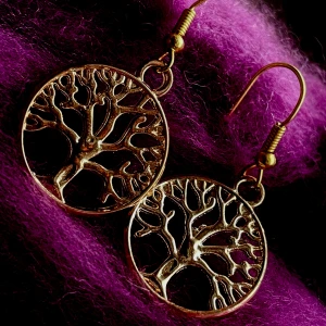 By prisförslag- 1 par Guldörhängen livets träd - Snygga guldörhängen med ett detaljerat trädmotiv. Perfekta för att ge en naturlig touch till din stil. De är runda och hängande, vilket ger en elegant look.