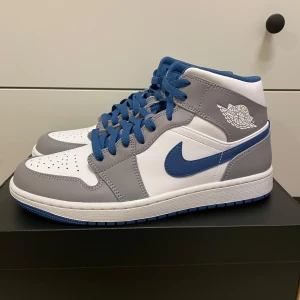 Nike Air Jordan 1 Mid - Helt nya oanvända Nike Air Jordan 1 Mid Cement Grey True Blue i original förpackning värde 2.500kr